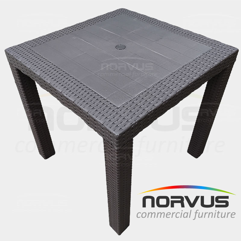 Mesa cuadrada Ratan de plastico chocolate