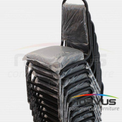  Silla apilable acojinada en esmalte vinil negro